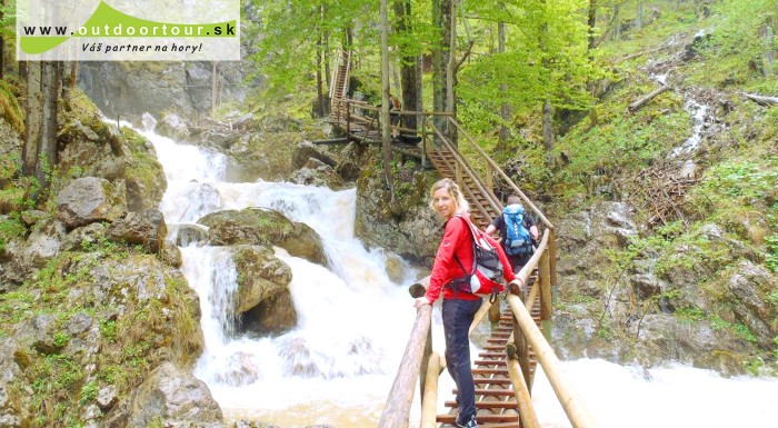 Jarná turistika v Medvedej rokline v Alpách