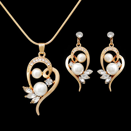 Set šperkov v zlatej farbe s perličkami