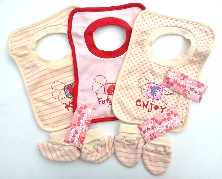 Kojenecký set pre dievčatá BABY KAP : 3 kusy podbradníkov, 1 pár capačiek, 1 pár detských rukavičiek