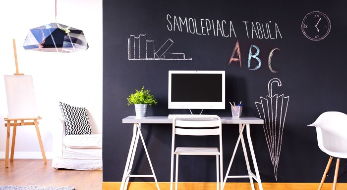 Samolepiaca dekoračná tabuľa aj s kriedami  
