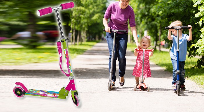 Moderná kolobežka v ružovej alebo modrej farbe