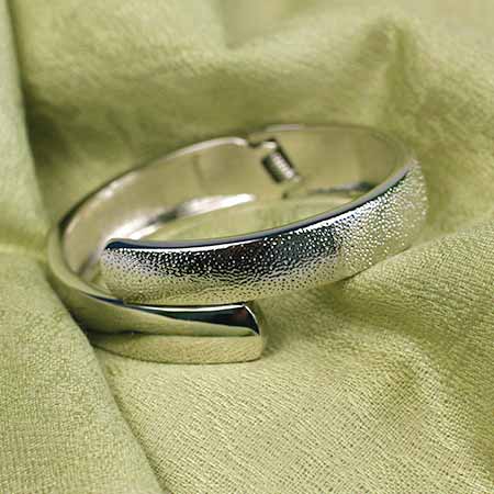 Dámsky kovový náramok - model 11