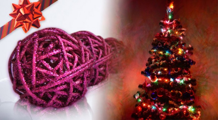 Dekoratívne ratanové gule v rôznych farbách a veľkostiach. Zaujímavá dekorácia na vianočný stromček.