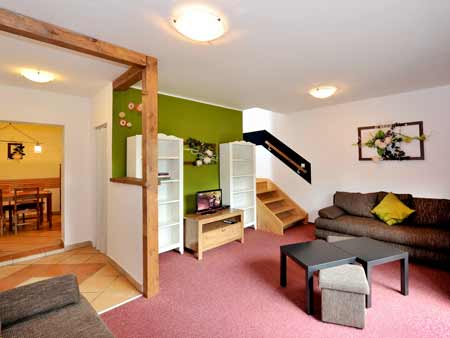 Pobyt pre 4 osoby na 3 dni (2 noci) v Domčeku Tatry Holiday: 1x 90 minút sauna, minigolf pre štyi osoby, wellness poukážka, fľaša vína