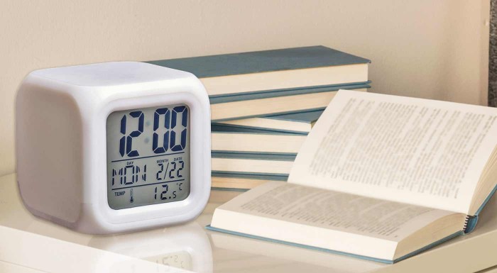 Digitálny LED budík s funkciami navyše