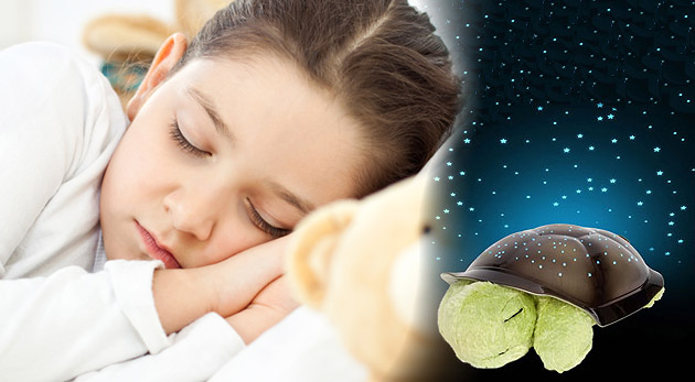 Nechajte svietiacu korytnačku premeniť detskú izbu na kúzelnú nočnú oblohu.