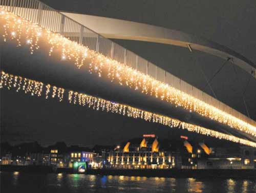 Vianočné ozdobné osvetlenie domu teplé biele