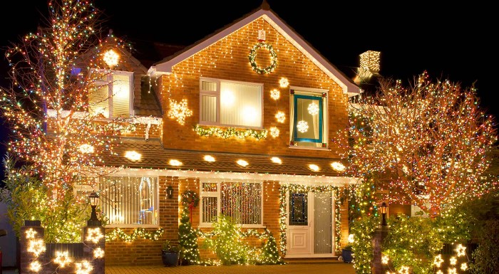 Vianočné osvetlenie domu