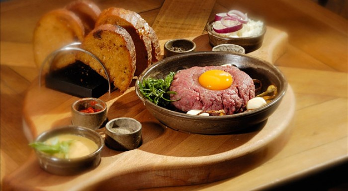 Výborný tatarský biftek v centre mesta za polovicu.