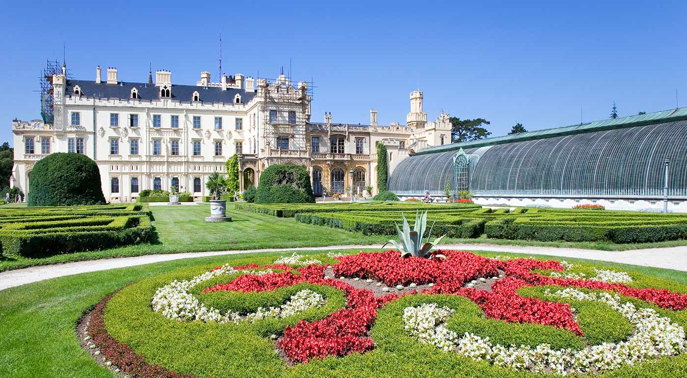 Zámok v Lednici a vinobranie vo Valticiach