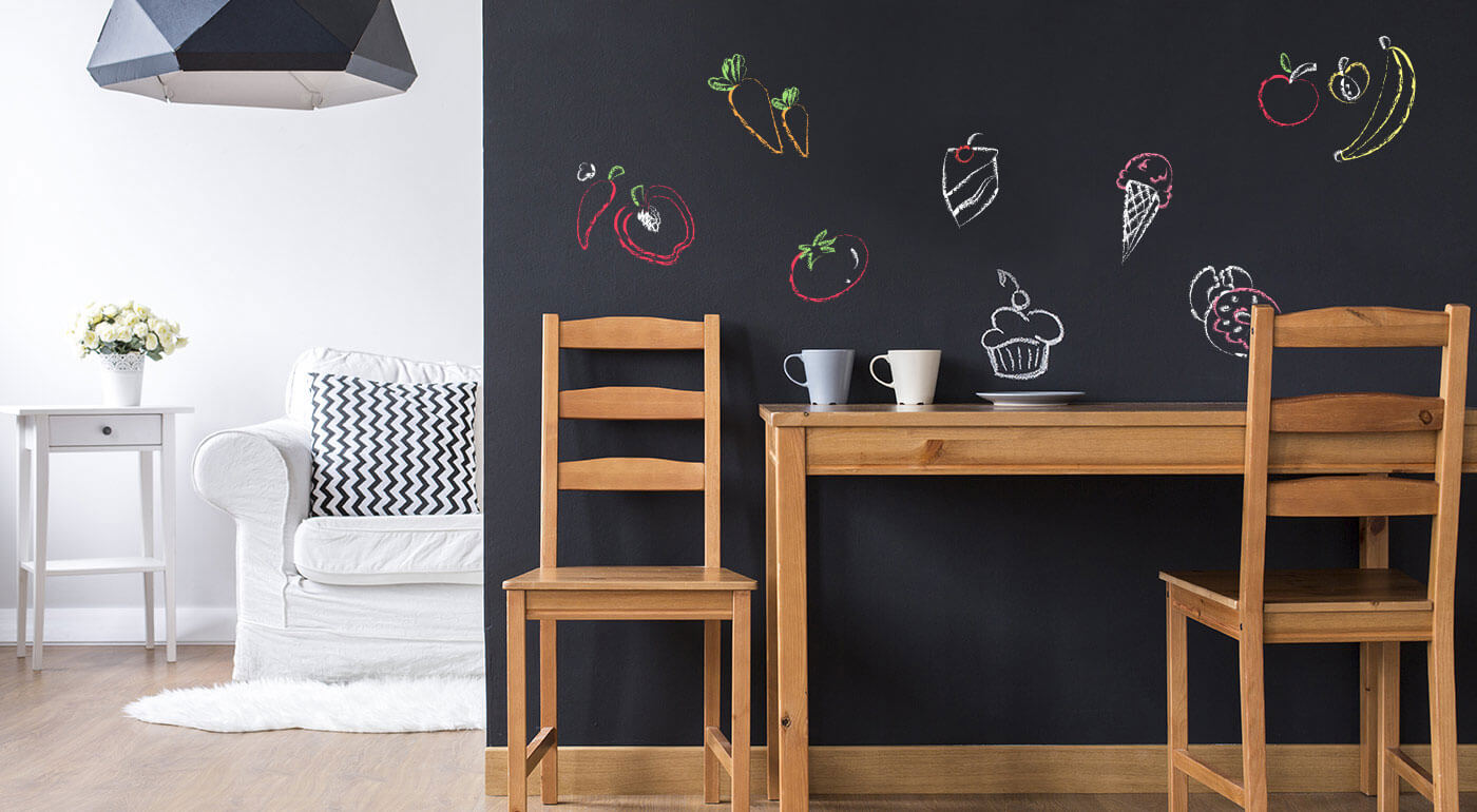 Dekoračná samolepiaca tabuľa s kriedami zdarma