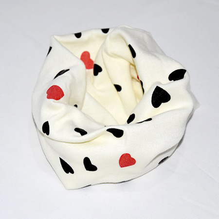 Detský bavlnený nákrčník Srdce krémový