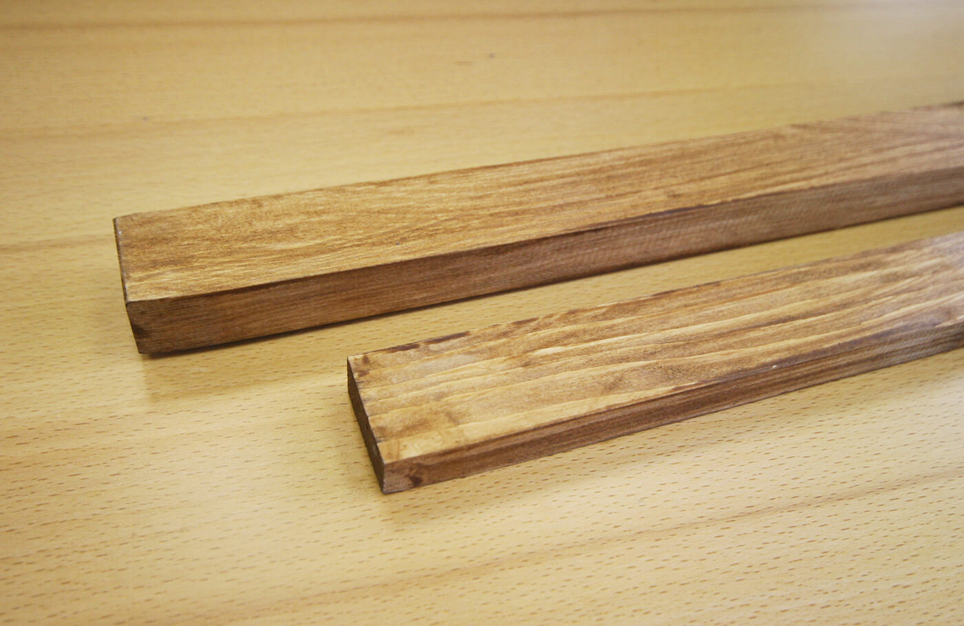 Lišty na zavesenie mapy aj s háčikom - morené drevo bez profilu (dĺžka 85 cm, výška 3 cm, šírka 1,5 cm)