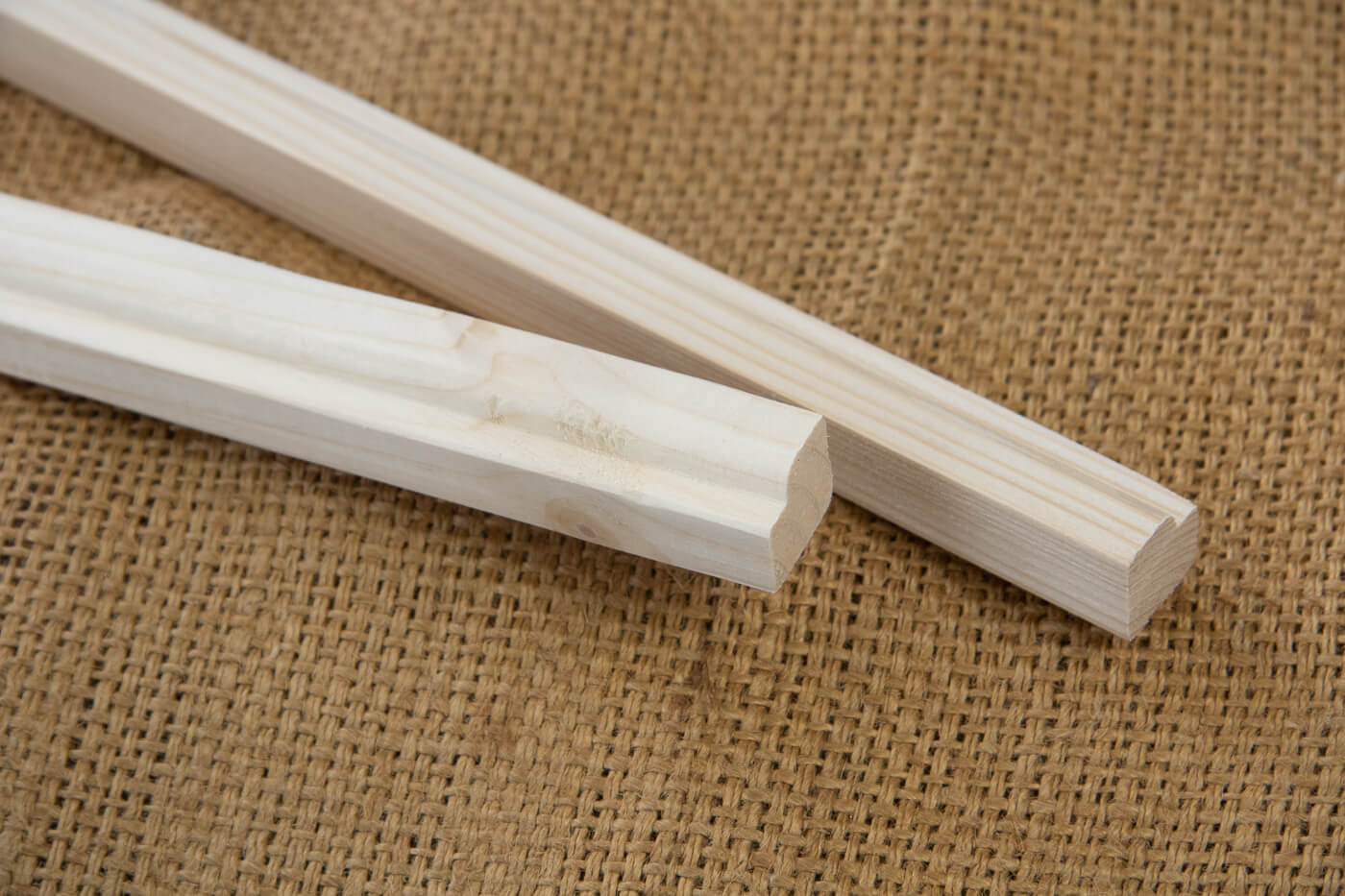 Lišty na zavesenie mapy s háčikom - prírodné drevo s profilom (dĺžka 85 cm, výška 2 cm a šírka 2 cm)