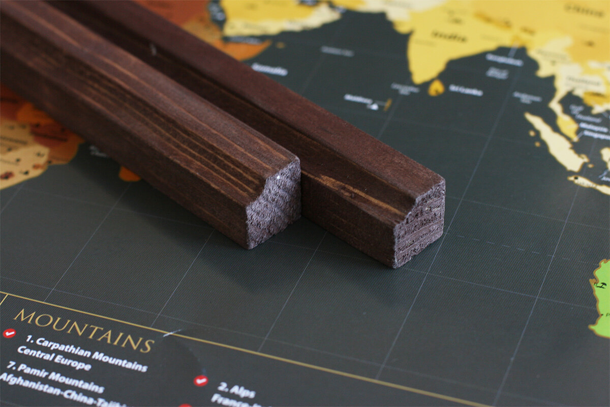 Lišty na zavesenie mapy aj s háčikom - morené drevo s profilom (dĺžka 85 cm, výška 2 cm, šírka 2 cm)