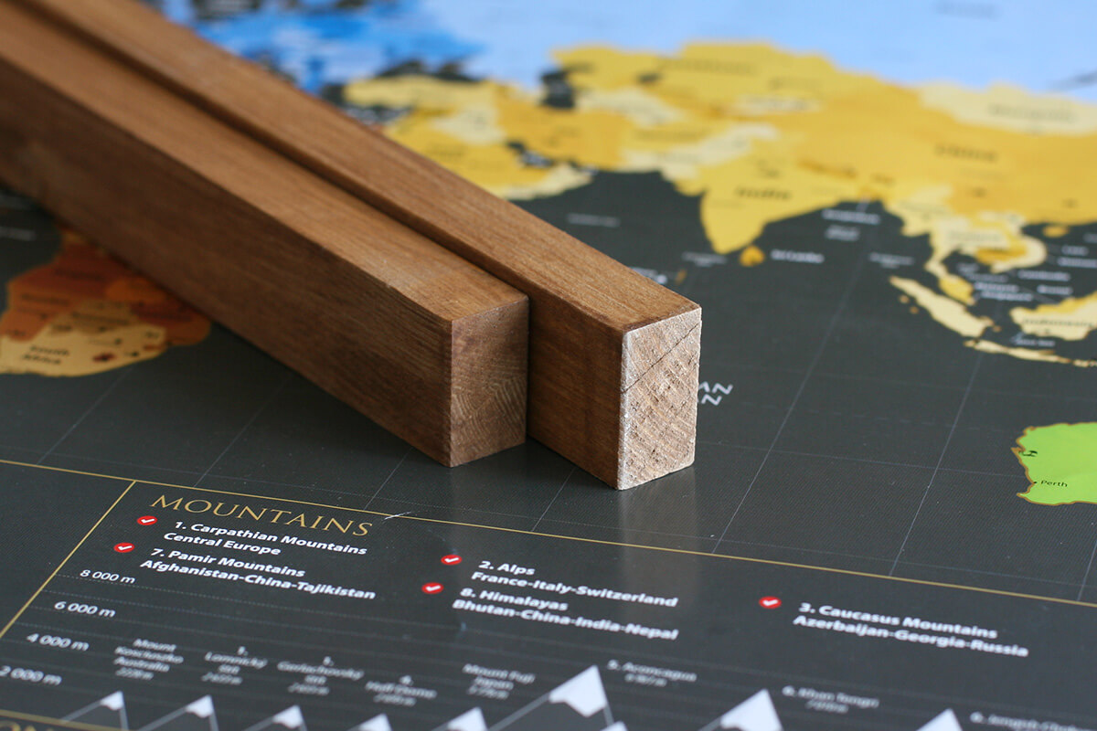 Lišty na zavesenie mapy aj s háčikom - morené drevo bez profilu (dĺžka 85 cm, výška 3 cm, šírka 1,5 cm)