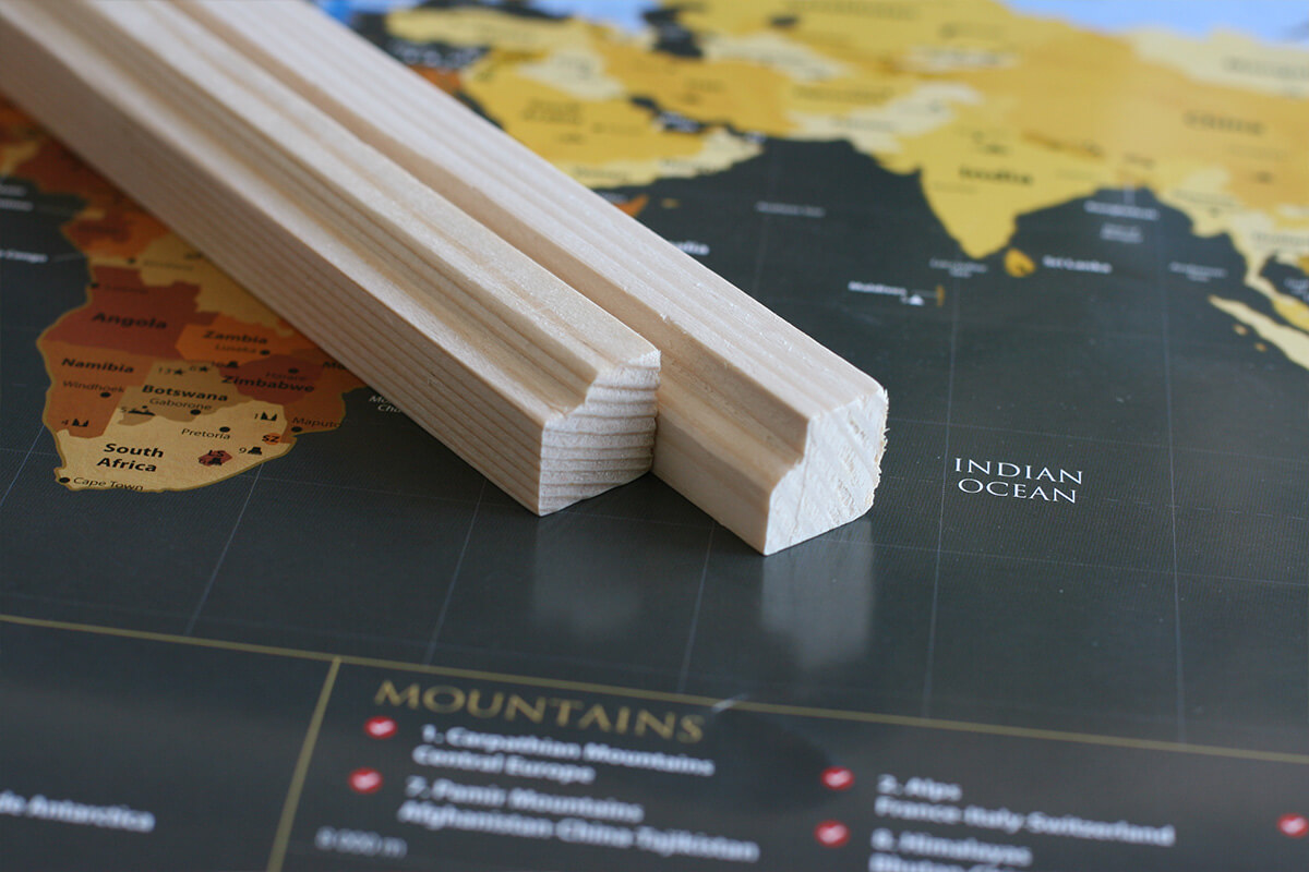 Lišty na zavesenie mapy s háčikom - prírodné drevo s profilom (dĺžka 85 cm, výška 2 cm, šírka 2 cm)
