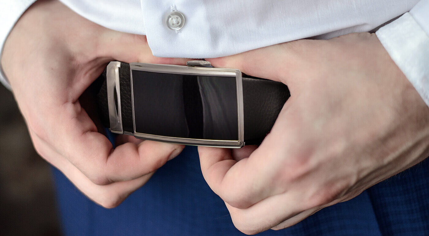 Pánske kožené opasky s kovovou sponou