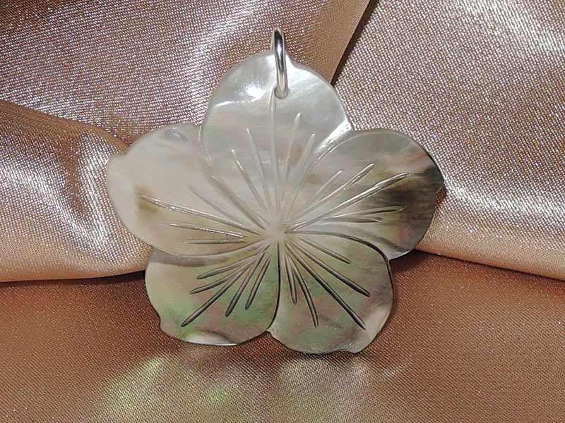 Prívesok z lastúry perlorodky