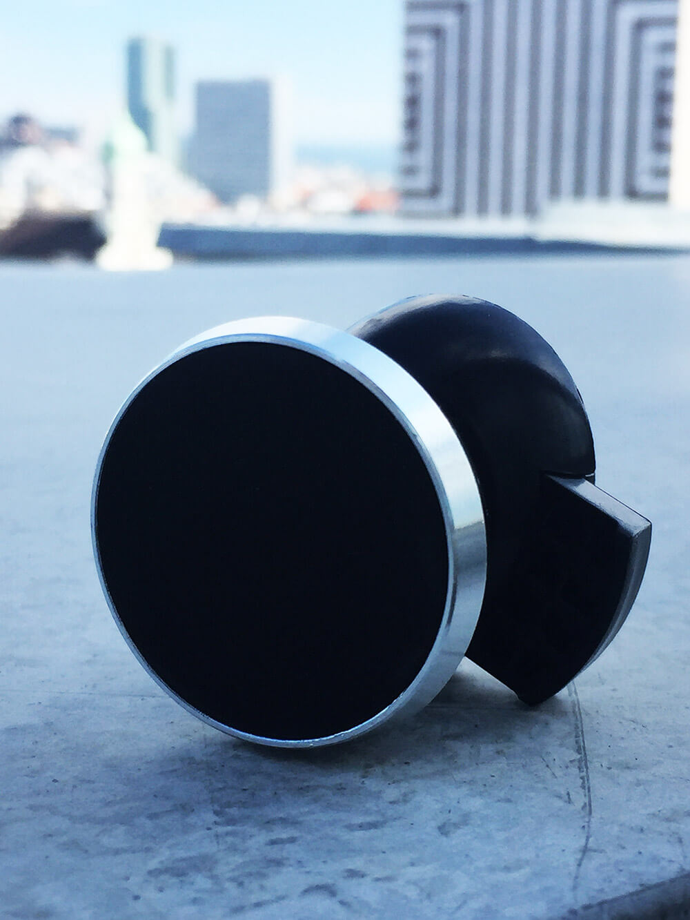 Magnetický držiak na mobil do auta strieborný