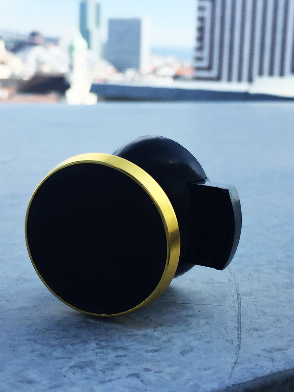 Magnetický držiak na mobil do auta zlatý