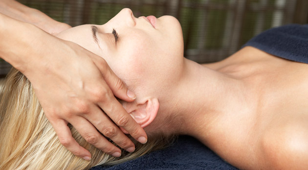 Doprajte si príjemnú antistresovú indickú masáž hlavy a zahoďte stres a napätie za seba.