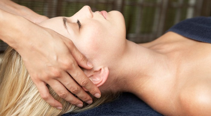 Doprajte si príjemnú antistresovú indickú masáž hlavy a zahoďte stres a napätie za seba.