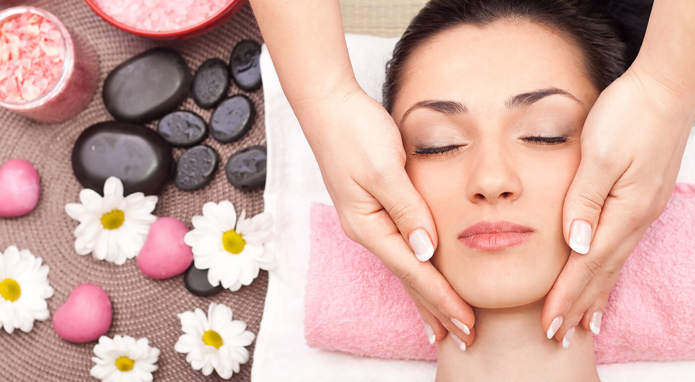 Masáž tváre na regenáricu a omladenie