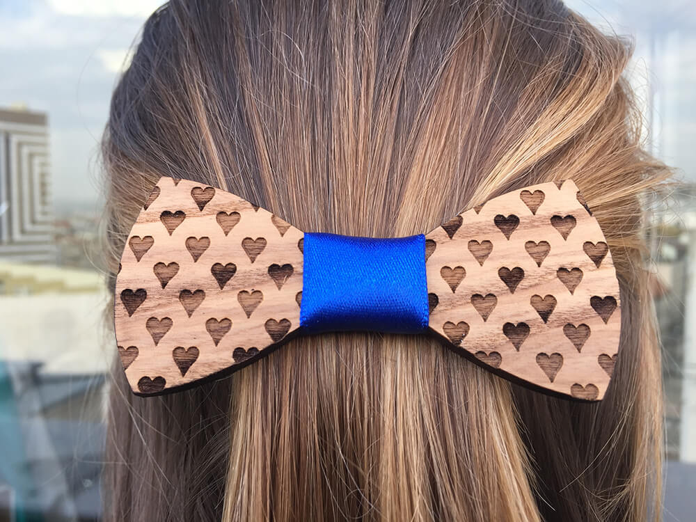 Drevená spona do vlasov - srdiečková s modrou stužkou