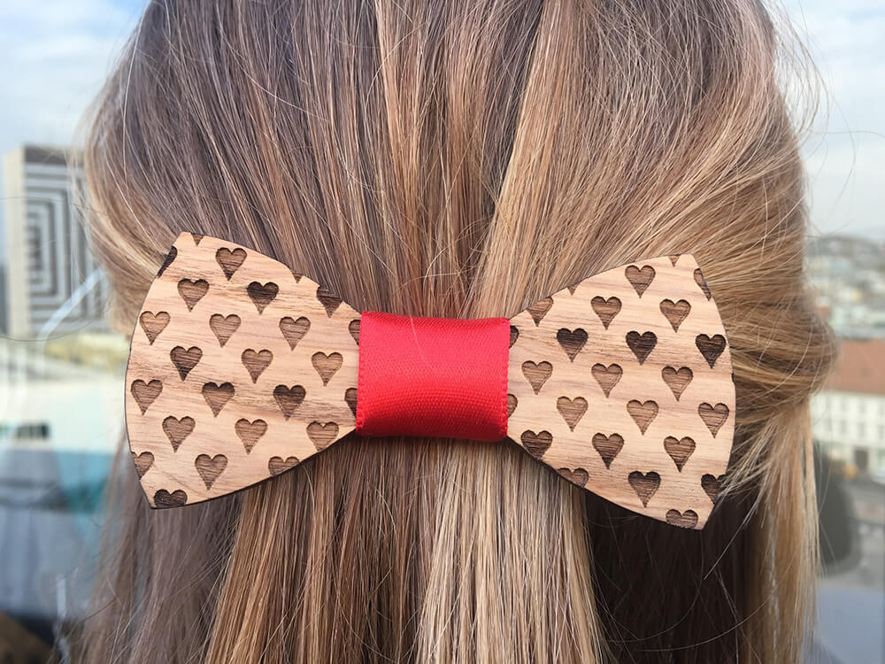 Drevená spona do vlasov - srdiečková s červenou stužkou