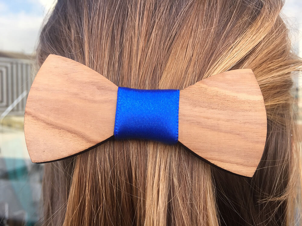 Drevená spona do vlasov - hladká s modrou stužkou