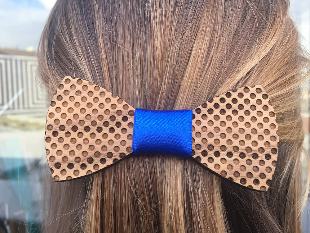 Drevená spona do vlasov - bodkovaná s modrou stužkou