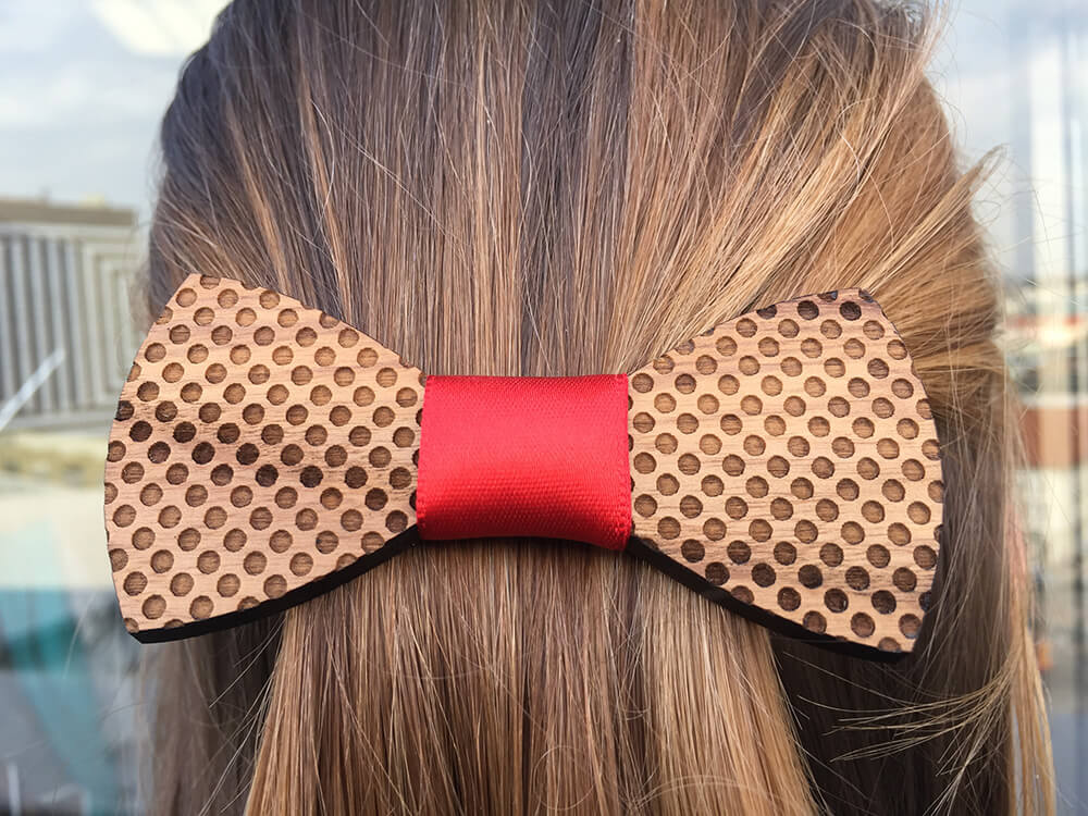 Drevená spona do vlasov - bodkovaná s červenou stužkou