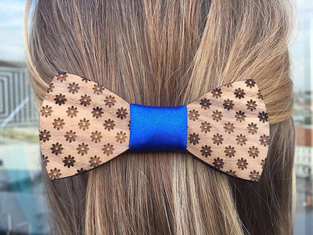 Drevená spona do vlasov - kvietkovaná s modrou stužkou