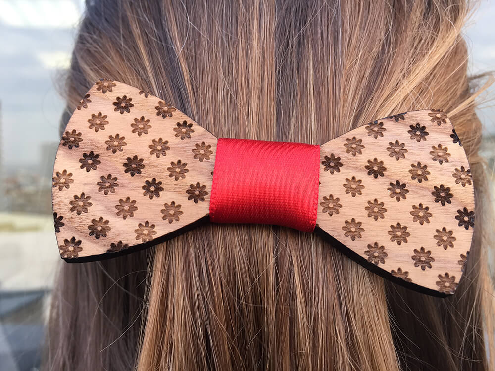 Drevená spona do vlasov - kvietkovaná s červenou stužkou