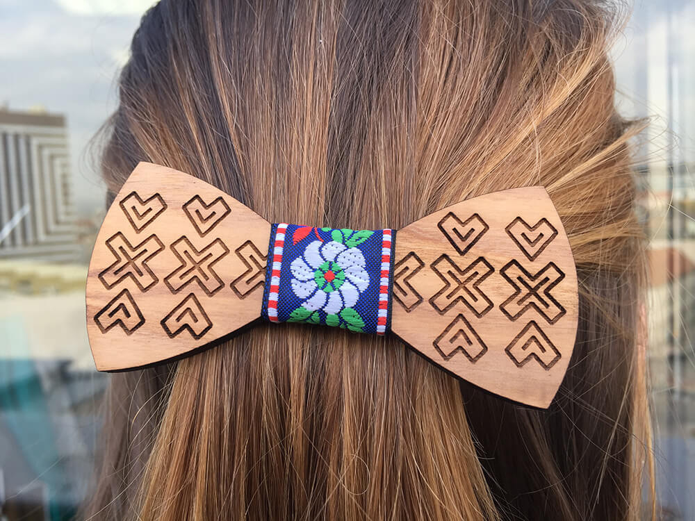 Drevená spona do vlasov - ľudová s modrou ľudovou stužkou