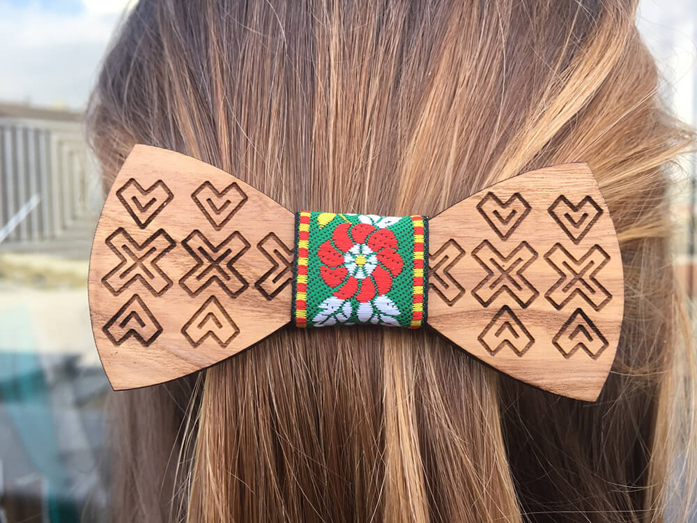 Drevená spona do vlasov - ľudová so zelenou ľudovou stužkou