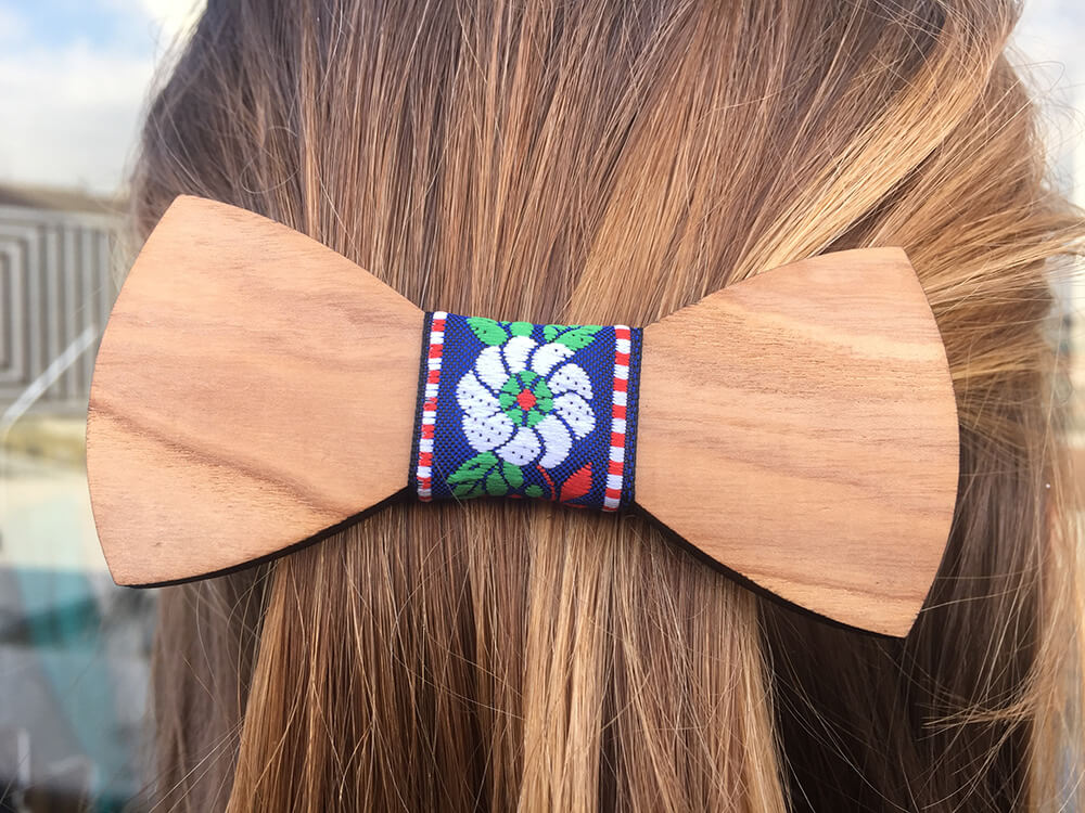 Drevená spona do vlasov - hladká s modrou ľudovou stužkou