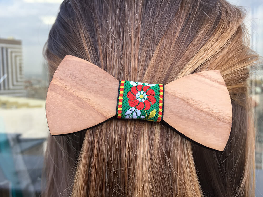 Drevená spona do vlasov - hladká so zelenou ľudovou stužkou