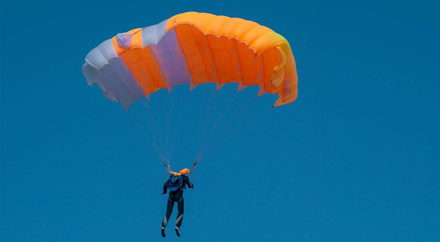 Parašutistický zoskok bez inštruktora s výcvikom