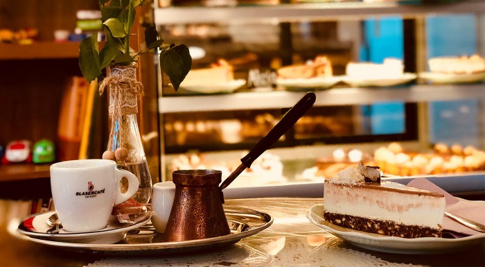 Tortička s kávou v Makrónka Café Zvolen