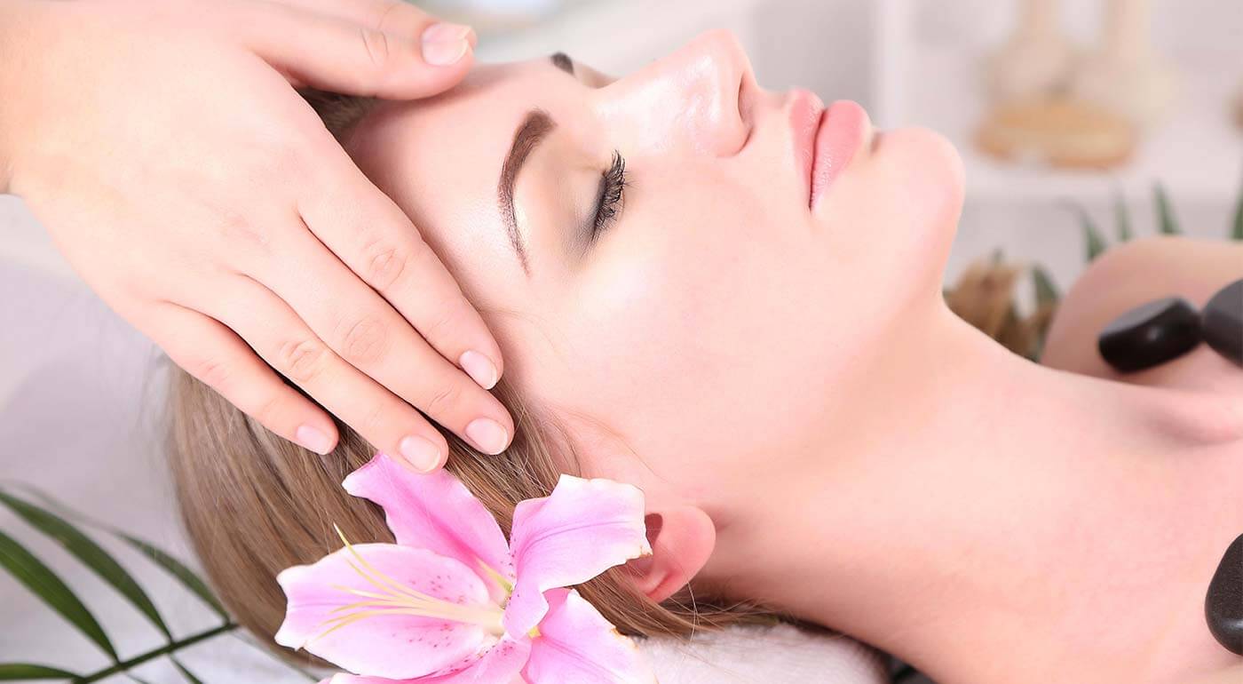 Čistenie pleti s masážou alebo farbením obočia