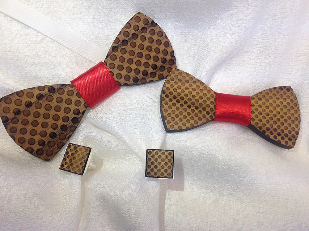 Exkluzívny set Bodkovaný - drevený motýlik, spona do vlasov a manžetové gombíky