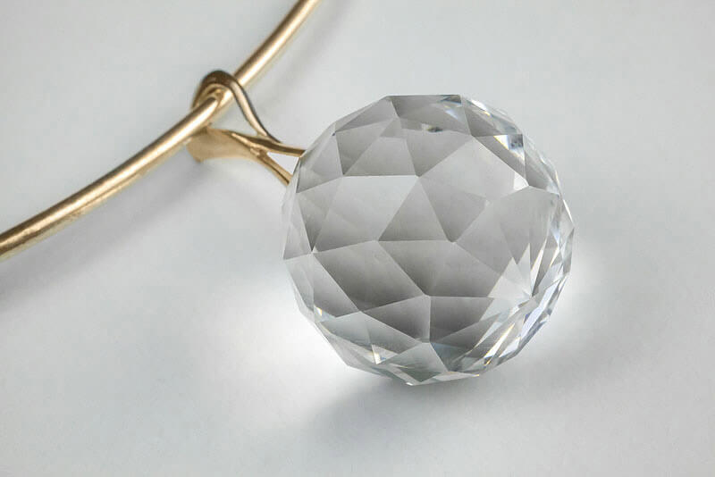 Harmony Crystal Sun® Krištáľový prívesok so zlatou retiazkou (obruč)