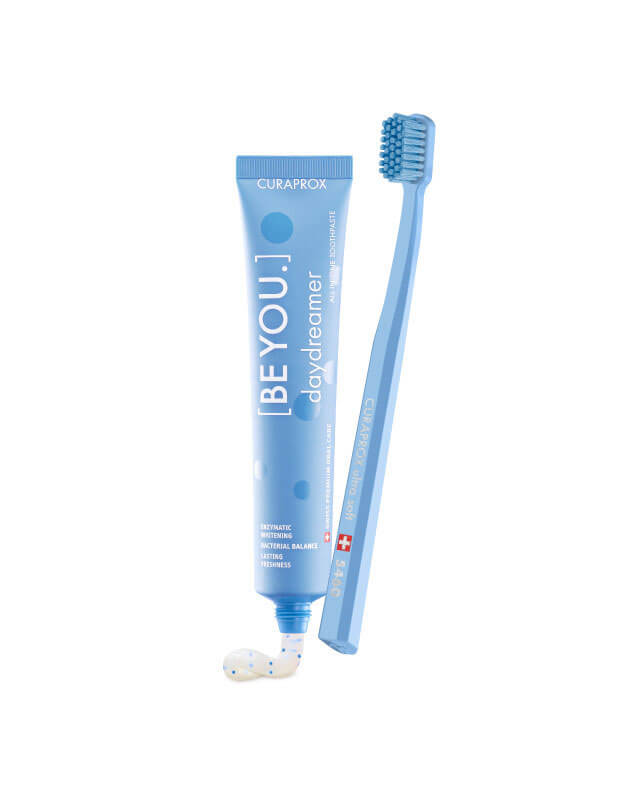 Curaprox BE YOU Daydreamer zubná pasta 70 ml + modrá zubná kefka CS 5460 - príchuť černica a sladké drievko
