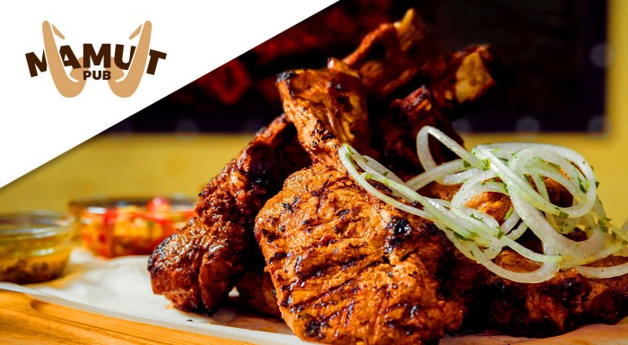 Megaporcia grilovaných rebierok v Mamut pube