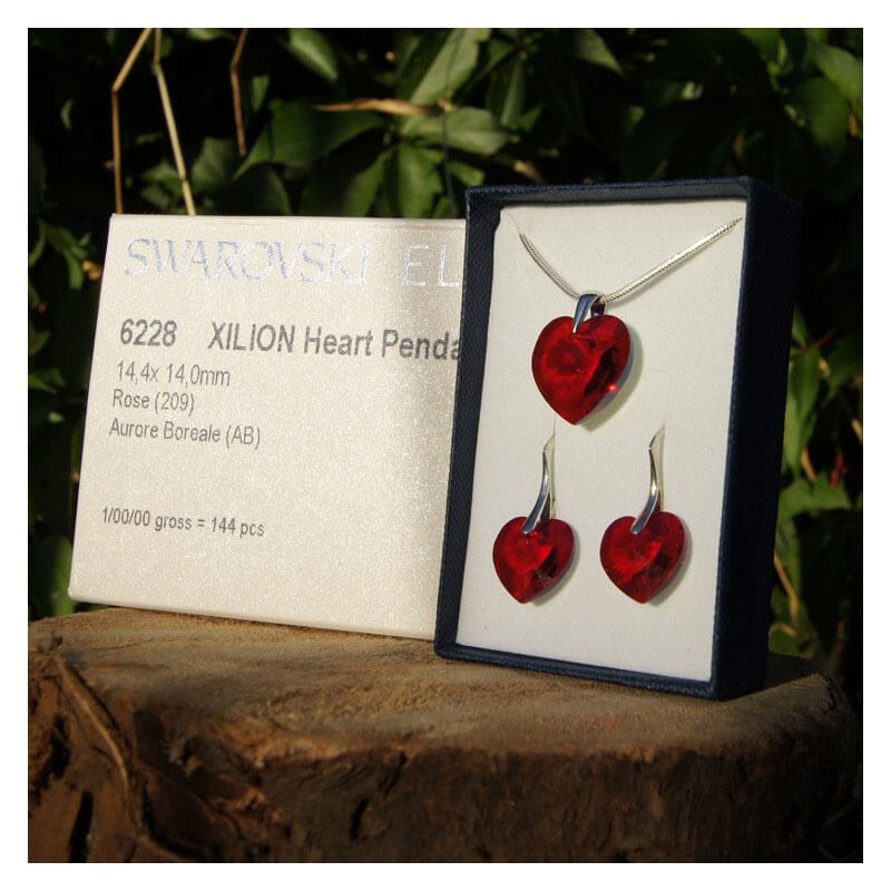 Súprava náušníc a prívesku SWAROVSKI Siam AB v darčekovej krabičke (18 mm prívesok, 14 mm náušnice)