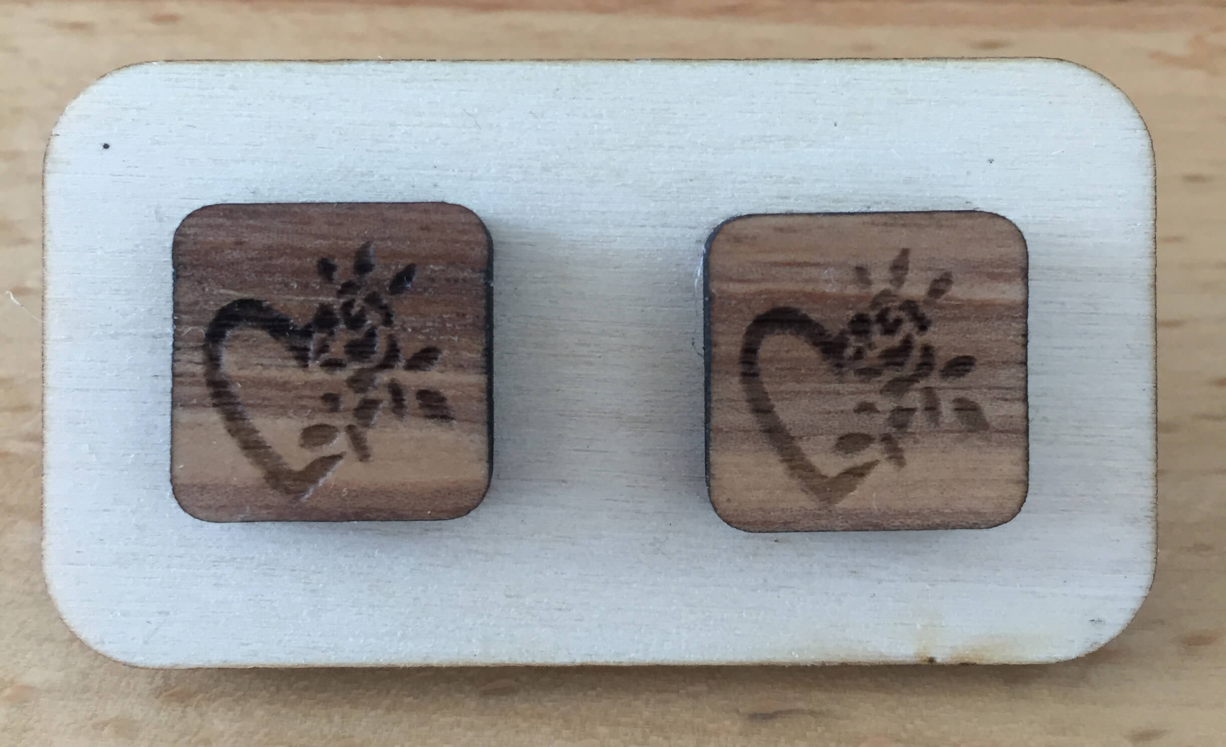 Drevené náušnice - vzor 10 (šírka 2,5 cm x výška 2,5 cm)