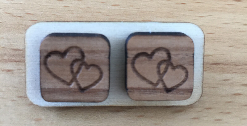 Drevené náušnice - vzor 17 (šírka 2,3 cm x výška 2,3 cm)