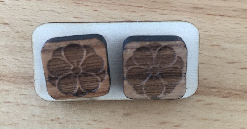 Drevené náušnice - vzor 18 (šírka 2,3 cm x výška 2,3 cm)